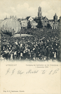 122048 Afbeelding van het opstijgen van de luchtballon van de Belgische piloot Léon Gheude op het Vredenburg te Utrecht ...